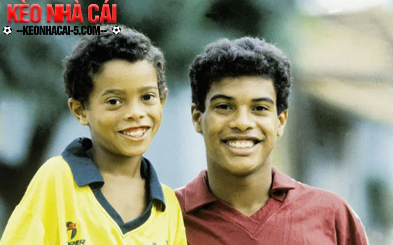 Ronaldo de Assis Moreira (trái)